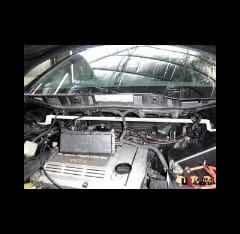 Barra de Refuerzo deportiva Toyota Previa 00-06 UltraRacing Delantera Superior Strutbar 1633style=