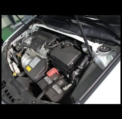 Barra de Refuerzo deportiva Toyota Camry Xv50 2.5 12+ UltraRacing Delantera Superior Strutbarstyle=